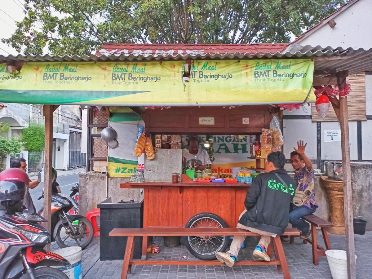 Manggolo Syariah Hostel *